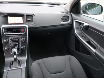 Volvo V60 I Kombi Facelifting 2.0 D3 DRIVE-E 150KM 2018 Volvo V60 D3 2.0, Automat, Navi, Klima, zdjęcie 7
