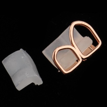 Откройте две собачьи шапки Masquerade Rose Gold.