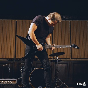 Zestaw Gitara elektryczna czarna typ V + wzmacniacz pokrowiec tuner dodatki