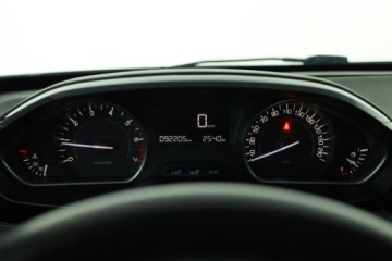 Peugeot 208 I Hatchback 5d Facelifting 1.2 PureTech 82KM 2017 Peugeot 208 1.2 PureTech, Salon Polska, zdjęcie 7