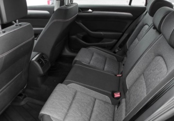 Volkswagen Passat B8 Variant Facelifting 2.0 TDI SCR 150KM 2023 Volkswagen Passat 2.0TDI 150KM DSG, Business, App Connect, Pakiet Zimowy,, zdjęcie 10