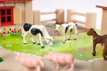 БОЛЬШАЯ ДЕРЕВЯННАЯ ФЕРМЕРСКАЯ КОНЮШНЯ СО ПОСТРОЙКАМИ + 12 ФИГУРОК ЖИВОТНЫХ