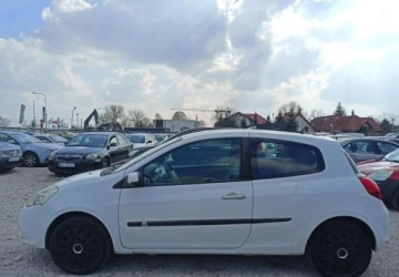 Renault Clio III Hatchback 5d 1.2 i 16V 75KM 2010 Renault Clio Renault Clio 1.1 Benzyna 75KM, zdjęcie 1