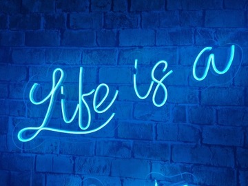 Неоновая жизнь — это вечеринка