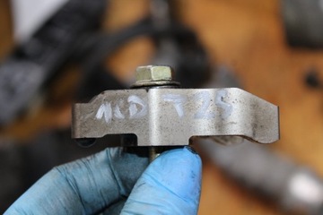 КРЕПЛЕНИЕ ДЕРЖАТЕЛЯ ИНЖЕКЦИОННОГО ЛОТКА TOYOTA 2.0 D4D 1CD