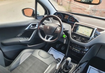 Peugeot 2008 I SUV Facelifting 1.2 PureTech 110KM 2016 Peugeot 2008 Panorama LED Nawigacja GetHelp 1.2 Benzyna 110KM, zdjęcie 8
