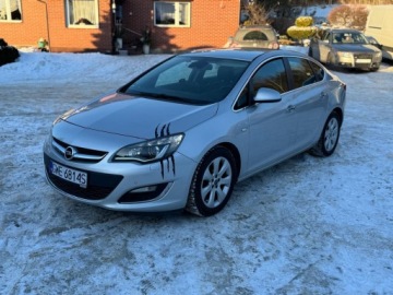 Opel Astra J Sedan 1.4 Turbo ECOTEC 140KM 2013 Opel Astra 1.4 benzyna 140KM 2013r Automat