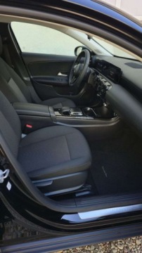 Mercedes Klasa A W177/V177 Hatchback 1.5 180d 116KM 2019 Mercedes-Benz Klasa A 1,5 diesel 116 KM NAVI automat OPLACONY 94 tys km, zdjęcie 16
