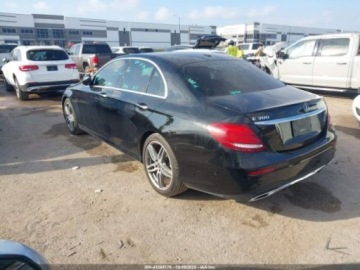 Mercedes Klasa E W213 2019 Mercedes-Benz Klasa E 300, 2019r., 2.0L 2.0 Benzyna 241KM, zdjęcie 3