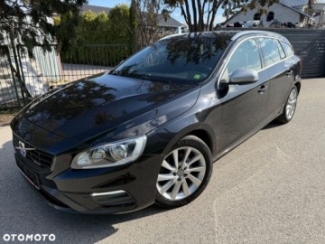 Volvo V60 I Kombi Facelifting 2.0 D4 DRIVE-E 190KM 2016 Volvo V60 Volvo V60 D4 Geartronic RDesign 2.0 Diesel 190KM, zdjęcie 4