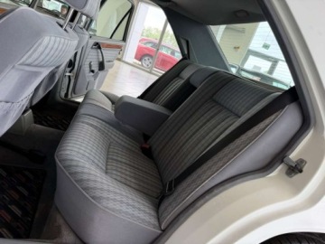 Mercedes W124 Sedan 2.0 118KM 1991 Mercedes-Benz W124 (1984-1993) 2.0 Benzyna 118KM, zdjęcie 30