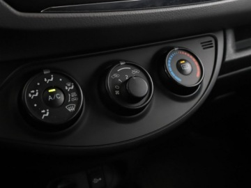 Toyota Yaris III Hatchback 5d Facelifting 2017 1.5 Dual VVT-iE 111KM 2019 Toyota Yaris kamera klima, zdjęcie 25