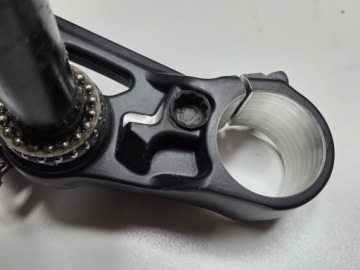 Нижняя полка подвески нижняя KTM Duke 125 390 2017-2023