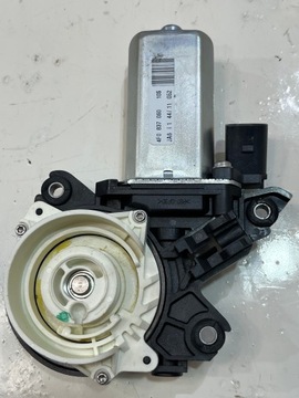 SILNIK DOCIĄGU DRZWI AUDI A8 D4 4F0837060
