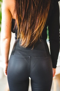 Czarne woskowane spodnie damskie wysoki stan S