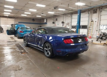 Ford Mustang VI Convertible 3.7 V6 304KM 2015 Ford Mustang 2015r., V6, 3.7L, od ubezpieczalni 3.7 Benzyna 304KM, zdjęcie 3