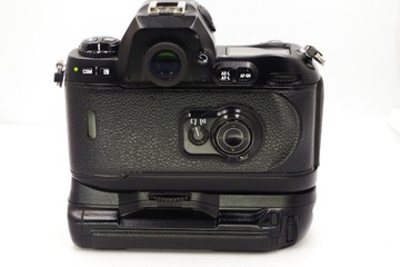 Корпус NIKON F100 + аккумуляторная ручка MB-15 Состояние отличное.