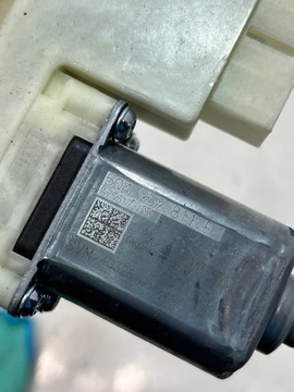 MOTOREK OKNO PASSAT B8 5Q4959811E