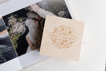 Деревянная коробочка с гравировкой для флешки.