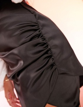 Czarna satynowa spódnica mini ze skośnym dołem 42
