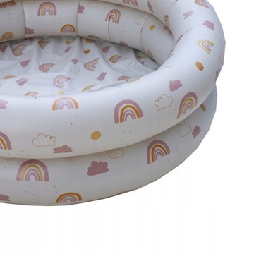 Летняя водная игрушка на заднем дворе, кошка, маленькая радуга