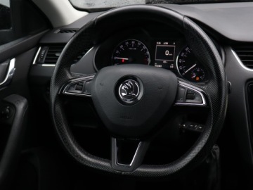 Skoda Octavia III Kombi 2.0 TDI CR DPF 150KM 2015 Skoda Octavia 2.0 TDI, DSG, Xenon, Bi-Xenon, zdjęcie 19
