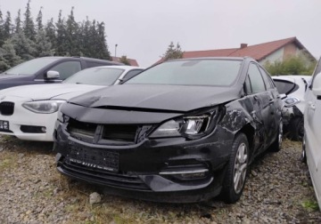 Opel Astra K Sportstourer Facelifting 1.2 Turbo 110KM 2020 Opel Astra 122020r, 1.2 Benzyna. Uszkodzony przod i lewy bok. Jezdzi, zdjęcie 1