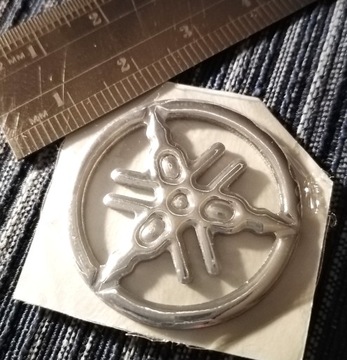 Логотип YAMAHA 3D, серебро 2x3 см X-max MT XJ6 Bulldog Grizzly Virago Dragstar