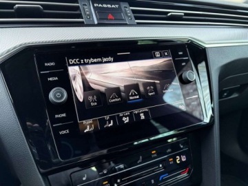 Volkswagen Passat B8 Variant Facelifting 2.0 TDI SCR 200KM 2022 Volkswagen Passat R-Line 4Mot. HarmanKardon LED Matrix Hak Kamera Cofania, zdjęcie 24