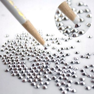 Белый восковой карандаш