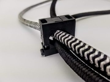 держатель кабеля в черной оплетке 3х2,5мм2 LOFT