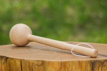 Большой шар для замешивания теста, деревянная палочка, пестик, кухонные принадлежности.