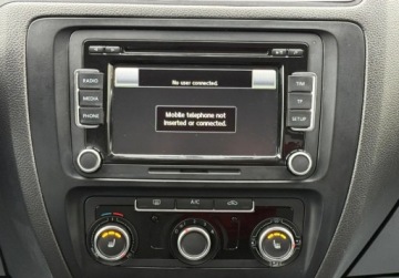 Volkswagen Jetta VI Sedan 1.2 TSI 105KM 2013 Volkswagen Jetta Salon Polska. Serwis ASO Czujniki 1.2 Benzyna 105KM, zdjęcie 4