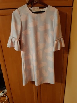 Sukienka Feema elegancka wzór dłonie
