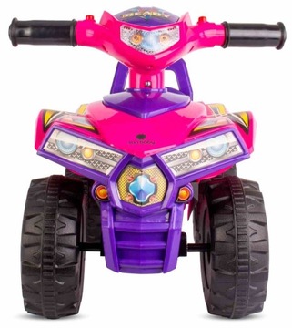 Четырехместный розовый аттракцион для годовалого ребенка.