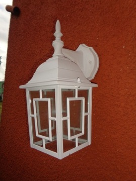 Белый настенный светильник