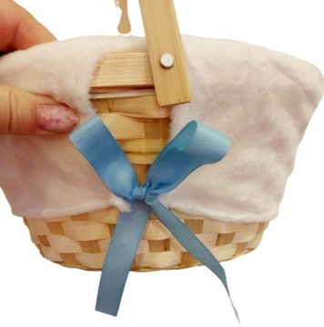 Пасхальная корзинка с голубыми ушками зайчика.