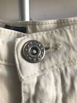 Armani Jeans kremowe jeansy Comfort Fit 28 s/m