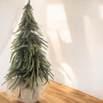 маленькая искусственная елка, похожая на настоящую позолоченную елку высотой 44 см.