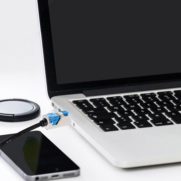 Экранированный разъем проходит через вилку mo.