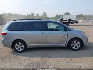 Toyota Sienna III 2017 Toyota Sienna 2017 TOYOTA SIENNA LE 8 PASSENGER 3.5 Benzyna 296KM, zdjęcie 3