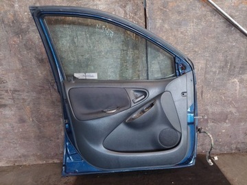 DVEŘE KOMPLETNÍ LEVÝ PŘEDNÍ TOYOTA YARIS I 5D 8P4