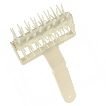 Пробойник для пиццы, скалка, белый валик для пробивания теста.