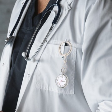 Брелок с модными часами для медсестры - практичный и практичный.