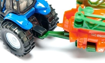 Трактор с разбрызгивателем урожая