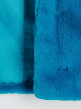 RESERVED sztuczne futro w kolorze morskim turkusowym - L