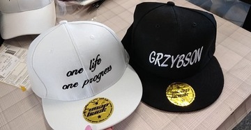 ШЛЯПА ПРЯМОГО КОЗЫРЯ, С ВЫШИВКОЙ ЛОГОТИПА С НАПЕЧАТАННОЙ НАДПИСЬЮ