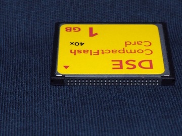 Карта памяти CompactFlash Card DSE емкостью 1 ГБ.