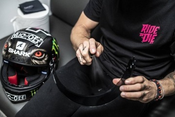 Препарат Muc-Off для очистки козырьков и линз шлемов, очков и мотоциклов.