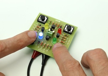 AR136 Электронная игра для 2-4 игроков.